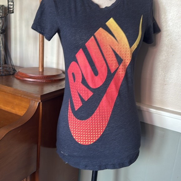 Nike RUN Dry Fit Graphic T-Shirt - Picture 3 of 4